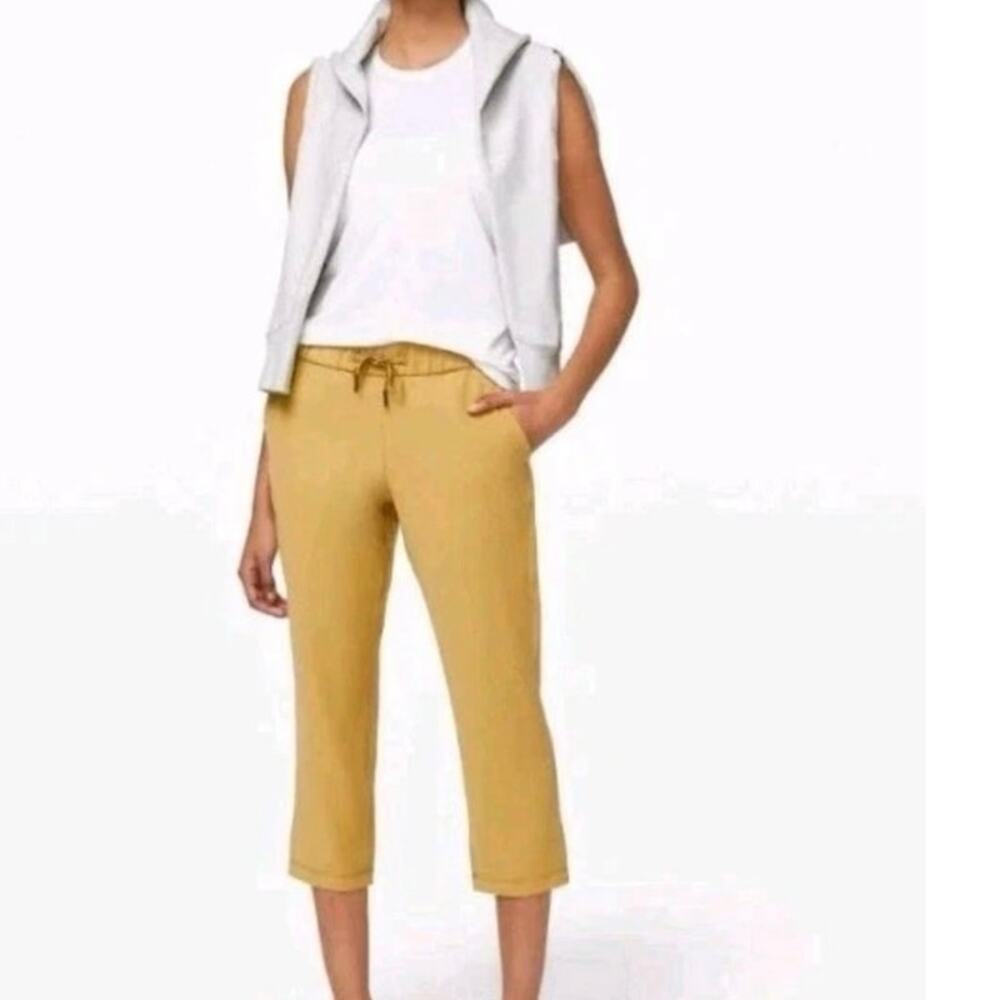 Lululemon On the Fly Crop Pants Vintage Gold Yellow Womens 8 Trousers